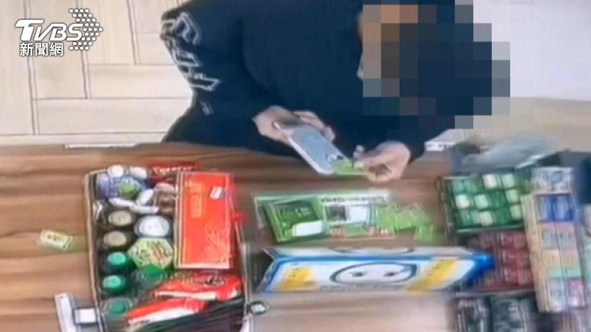 男「照射籤筒」挑大獎,妮妮兔抱枕被掃光。(圖/民眾提供)