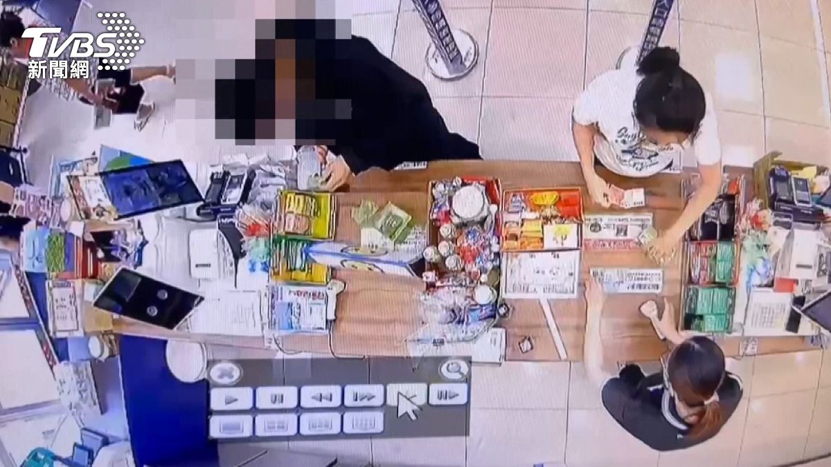 「抽獎籤有紅標記」全家妮妮兔大獎被掃光,店員沒攔阻。(圖/民眾提供)