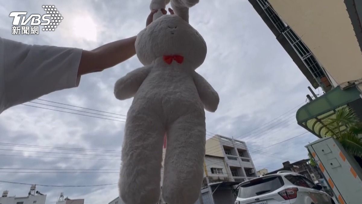 男掃光10家全家「妮妮兔抱枕」。(圖/TVBS)