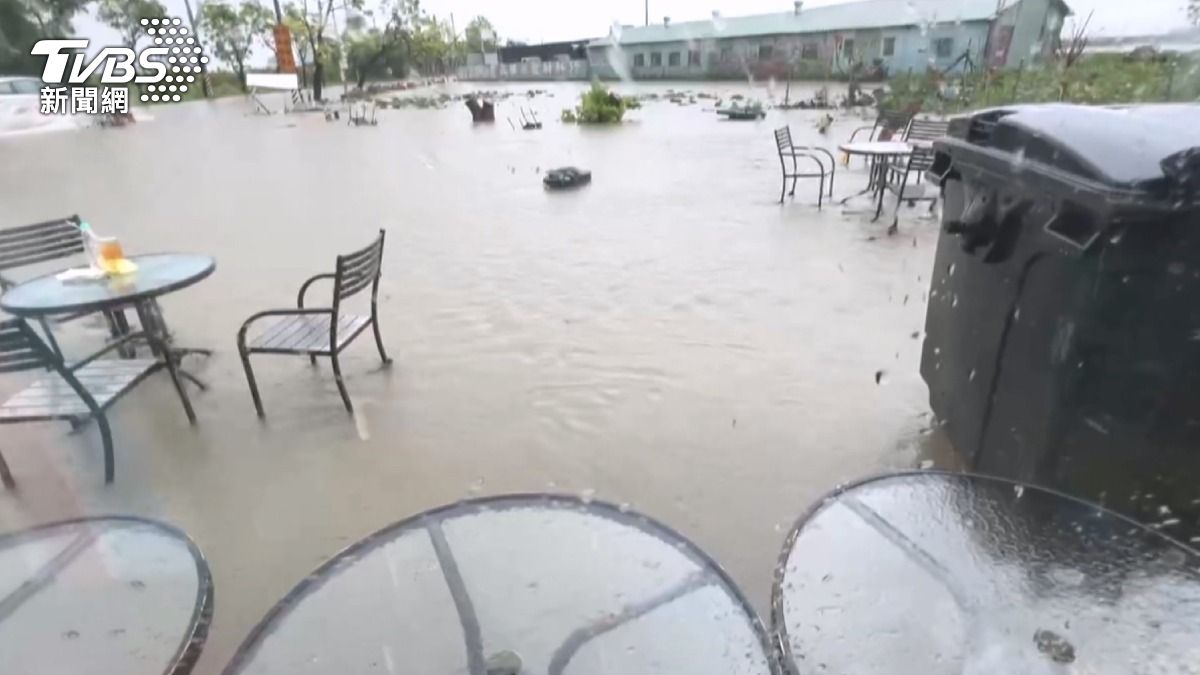 台南災民淹水還沒修好又遇豪雨,白河超商變「黃土湖泊」顧客涉水購物。(圖/TVBS)