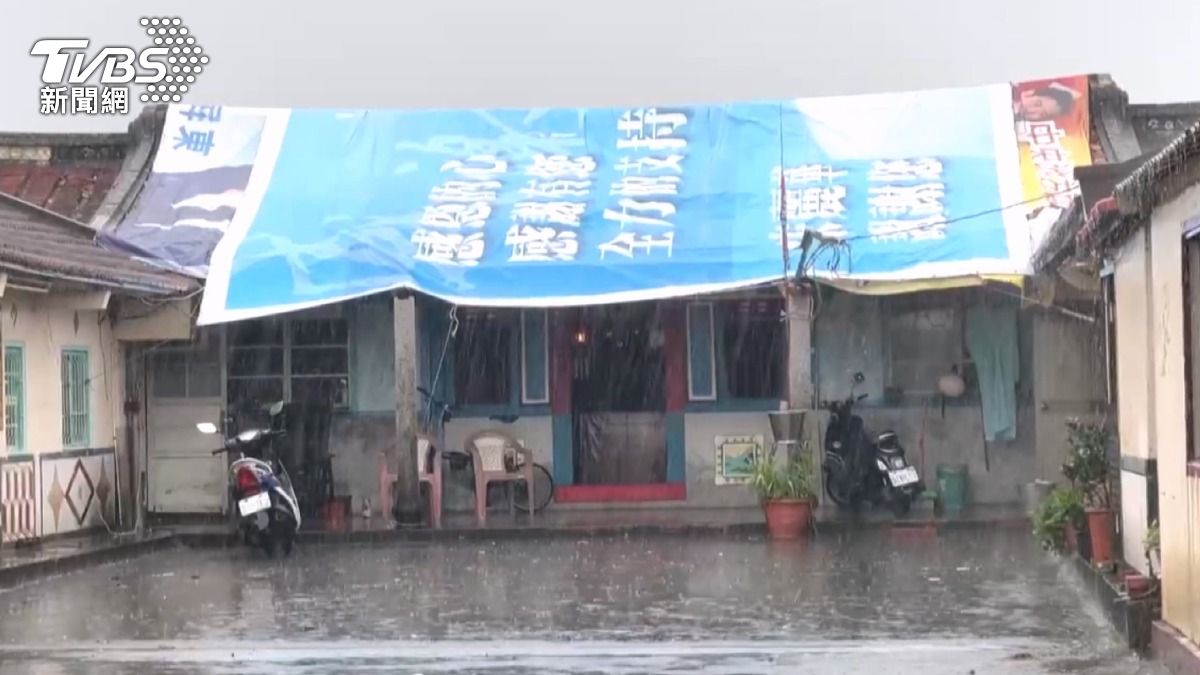 屋頂破損帆布擋不住雨,台南沿海居民慘了,文昌里緊急撤離低窪區。(圖/TVBS)
