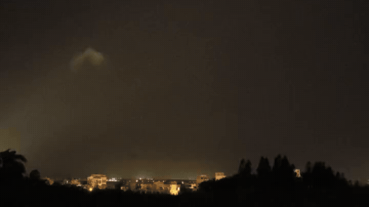 有片/暴雨襲澎湖!天空「雷電狂閃」響不斷 民眾驚:雷神召喚