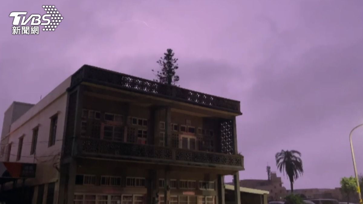 澎湖深夜雷聲狂響,天空雷電狂閃。(圖/TVBS)