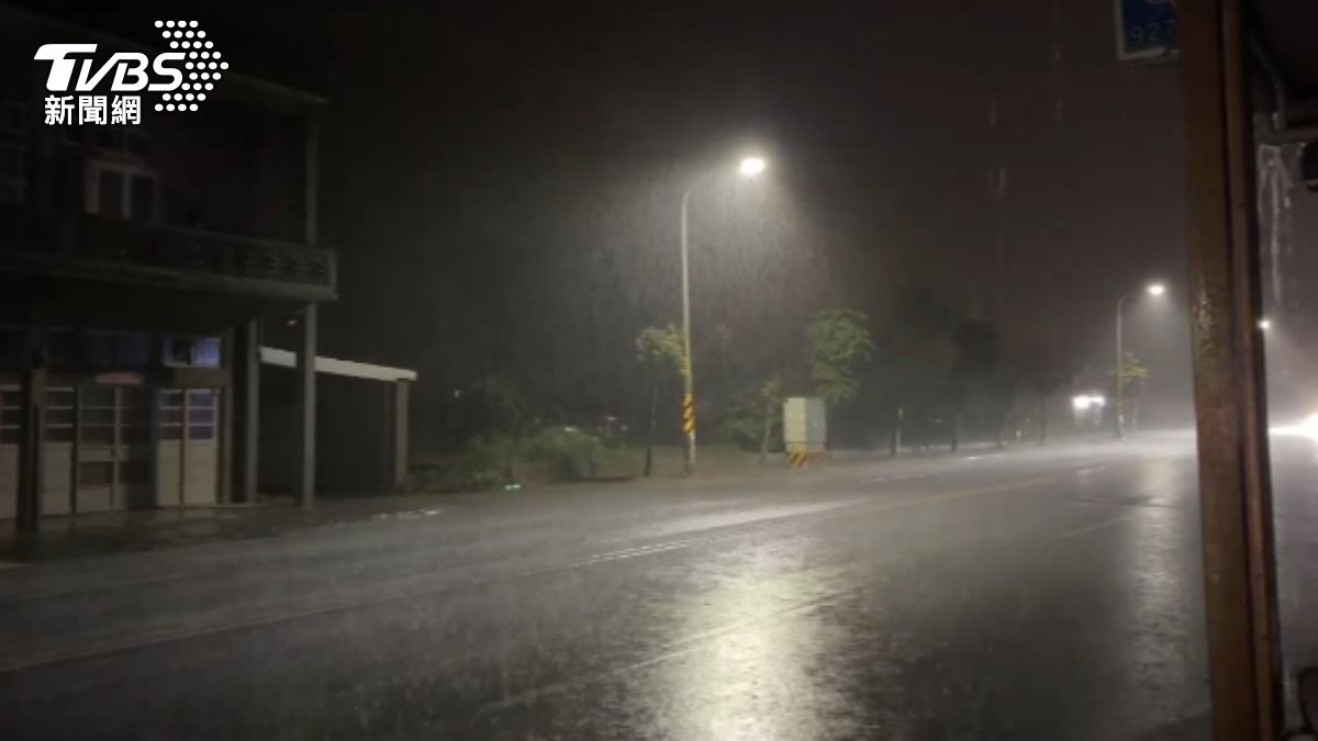 澎湖昨晚降下豪大雨。(圖/TVBS)