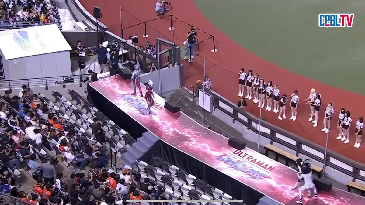超人力霸王主題日表演。(圖/翻攝YT CPBL 中華職棒)
