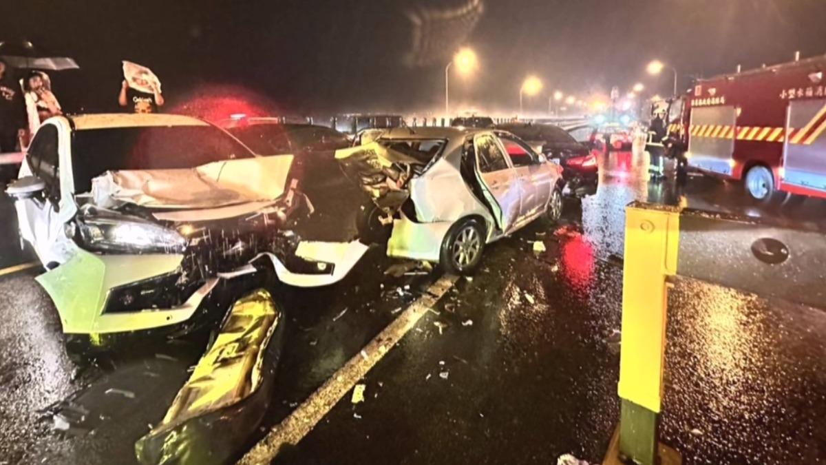 國道一號苗栗銅鑼路段連環追撞!「9車撞成一團」。(圖/民眾提供)