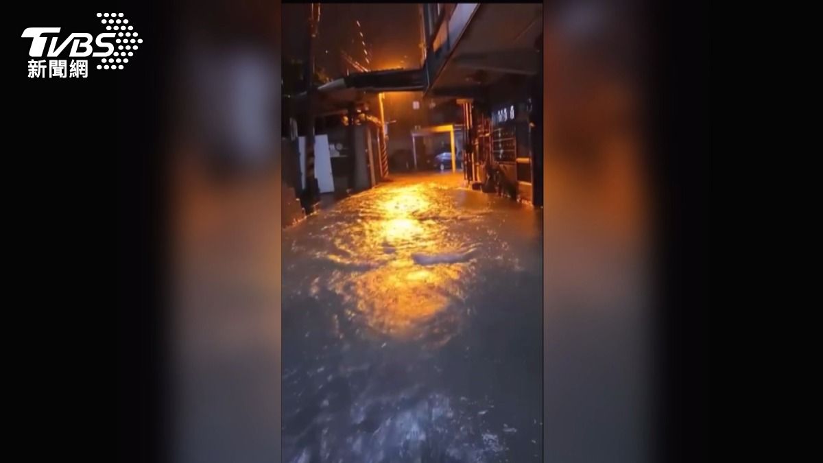 台中大甲暴雨成災！百毫米時雨量淹沒住宅。(圖／民眾提供)