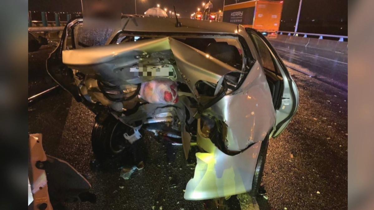 事故車輛後方鈑金,整個嚴重潰縮。(圖/民眾提供)