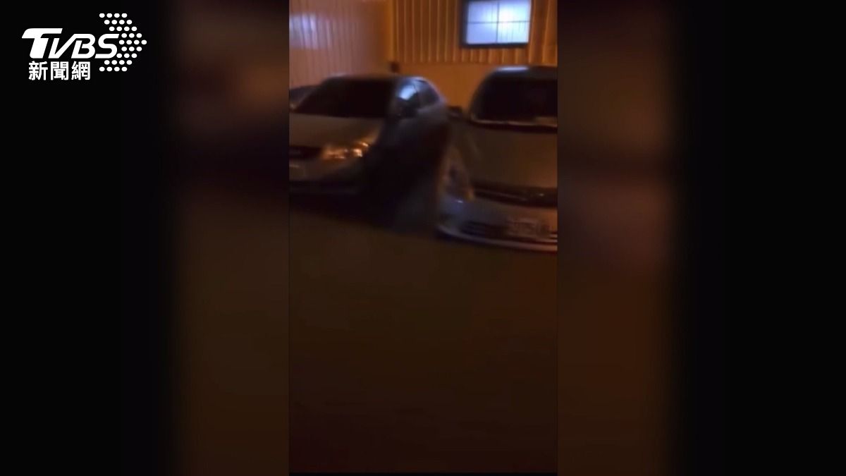 自己的車輛泡在水中，擔憂車子可能要報銷。(圖／民眾提供)
