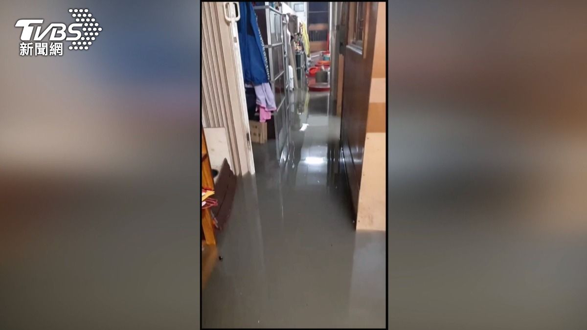 民宅被大水灌入，全家人半夜無法休息，只能起床搶救家當。(圖／民眾提供)