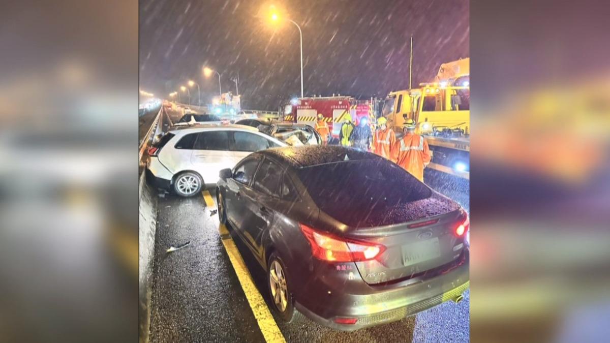 暴雨釀悲劇!9車追撞「母親受困車內」搶救不治。(圖/民眾提供)