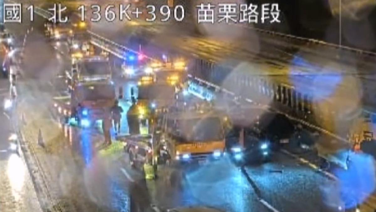 9車連環撞,出動多輛拖吊車救援。(圖/國道即時監視器)