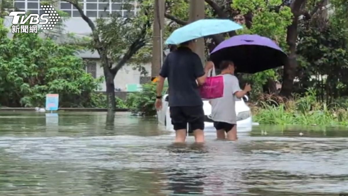 嘉義大雨朴子發布一級淹水警戒。（圖／TVBS）