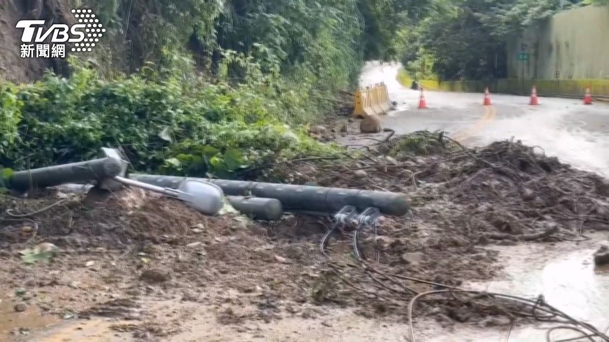 在台6線公館到出磺坑路段，兩支電線桿倒塌，造成道路中斷。(圖／TVBS)