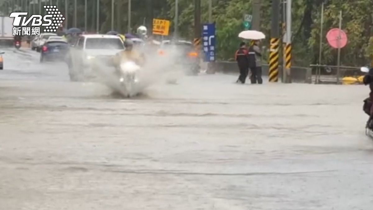 嘉義縣行政中心太保市多處積水。(圖/TVBS)