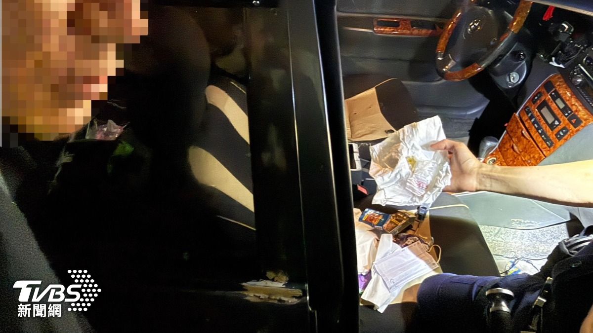 違停露餡!新北男遭攔查「當街丟毒」跑給警追 住處搜出改造槍