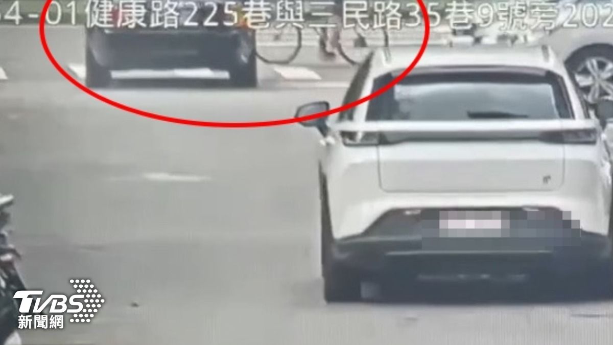勞斯萊斯與腳踏車發生碰撞。(圖/TVBS)