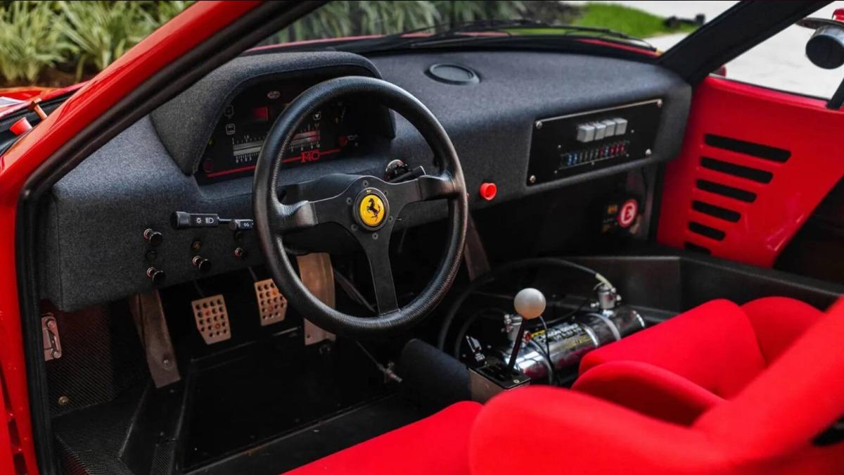 Ferrari F40 LM經過賽車化調校,內裝換上賽車式儀表與採用四點式安全帶的桶型賽車座椅。(圖/RM Sotheby’s提供)