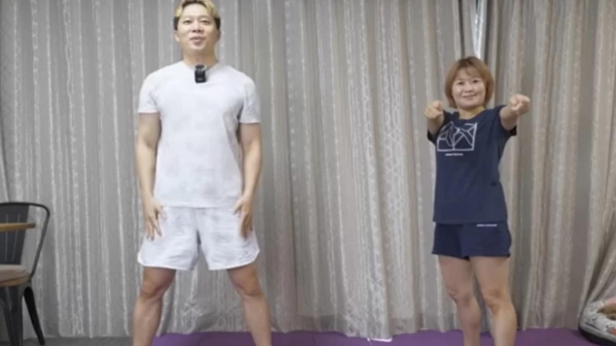 超慢深蹲重點1:雙腿與肩同寬。(圖/翻攝自YT@MuscleWatching)