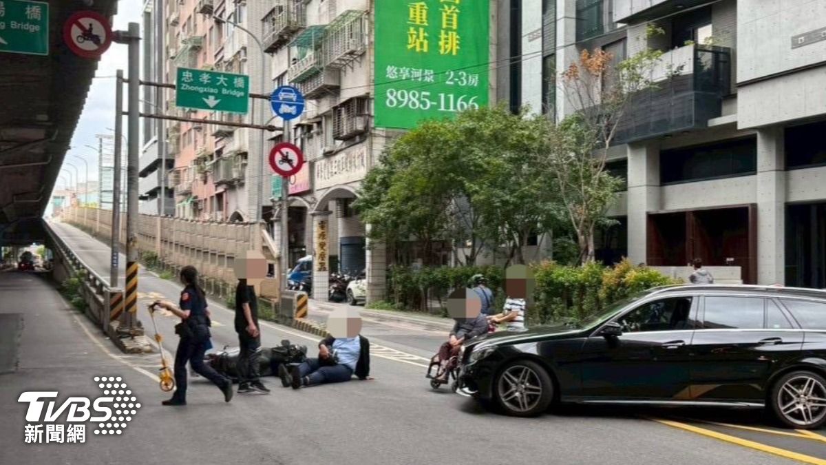 有片／新北翁開賓士撞機車！民眾見「看護推輪椅下車」全傻了