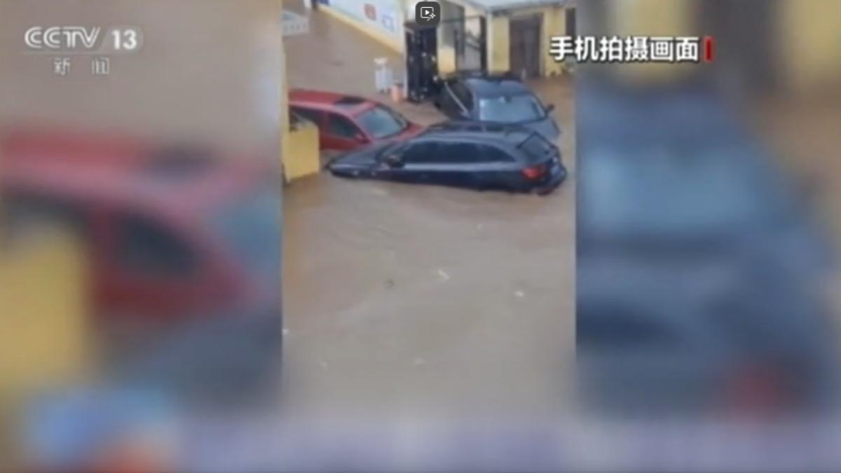 北京暴雨,一社區裡停放的好幾輛車被洪水沖走,場面十分驚人。(圖/CCTV-13)