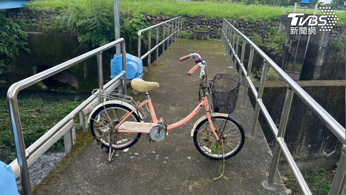 婦人的腳踏車遺落在武營橋下涵洞東端。（圖／TVBS）
