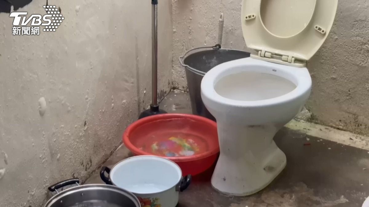 屋外大雨屋內下小雨，鍋碗瓢盆全出動。（圖／TVBS）