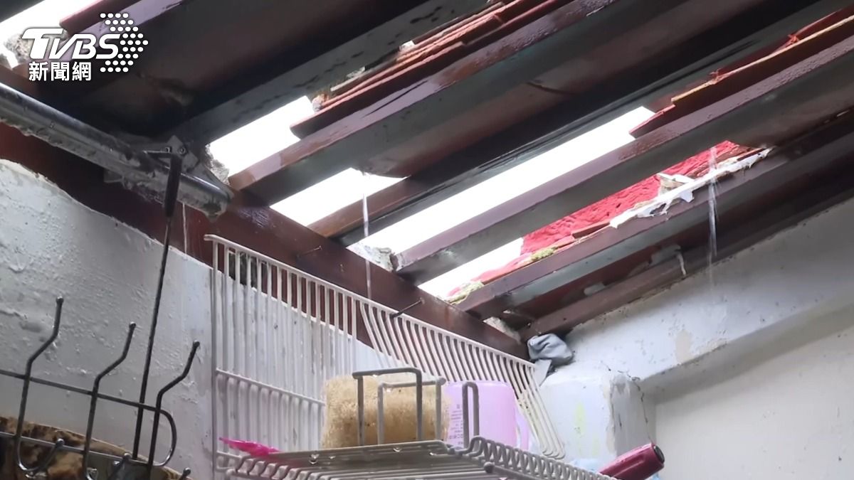 丹娜絲才剛過！義竹鄉強風侵襲，民宅屋頂被吹掀，居民自嘲，住家又再開天窗了。（圖／TVBS）