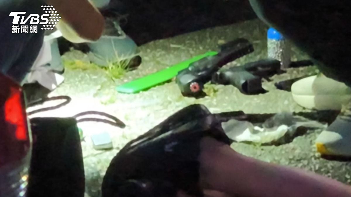 警方查獲鎮暴槍、空氣槍及一把西瓜刀。(圖/TVBS)