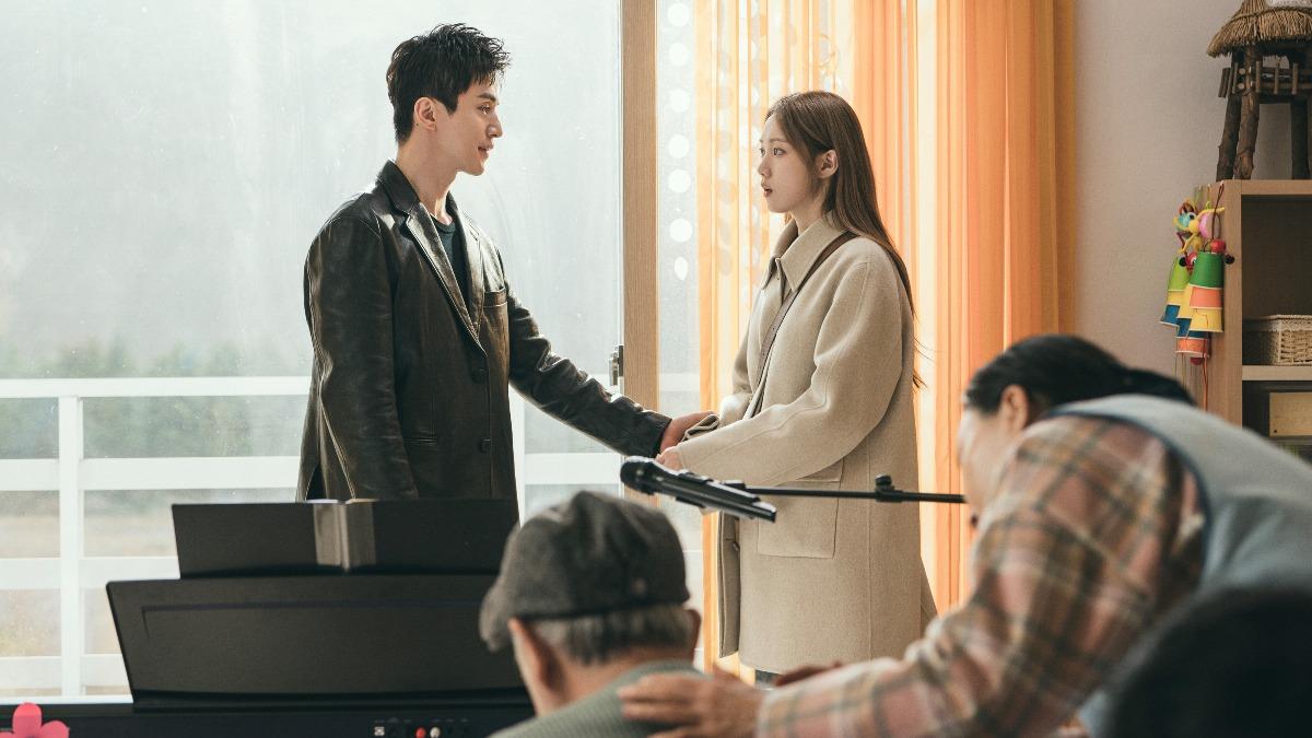 李棟旭、李聖經在《善良的他》裡組CP。(圖/Disney+提供)