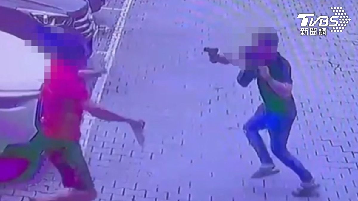 29歲譚姓男子與朋友吵架,當街亮槍恐嚇。(圖/TVBS)