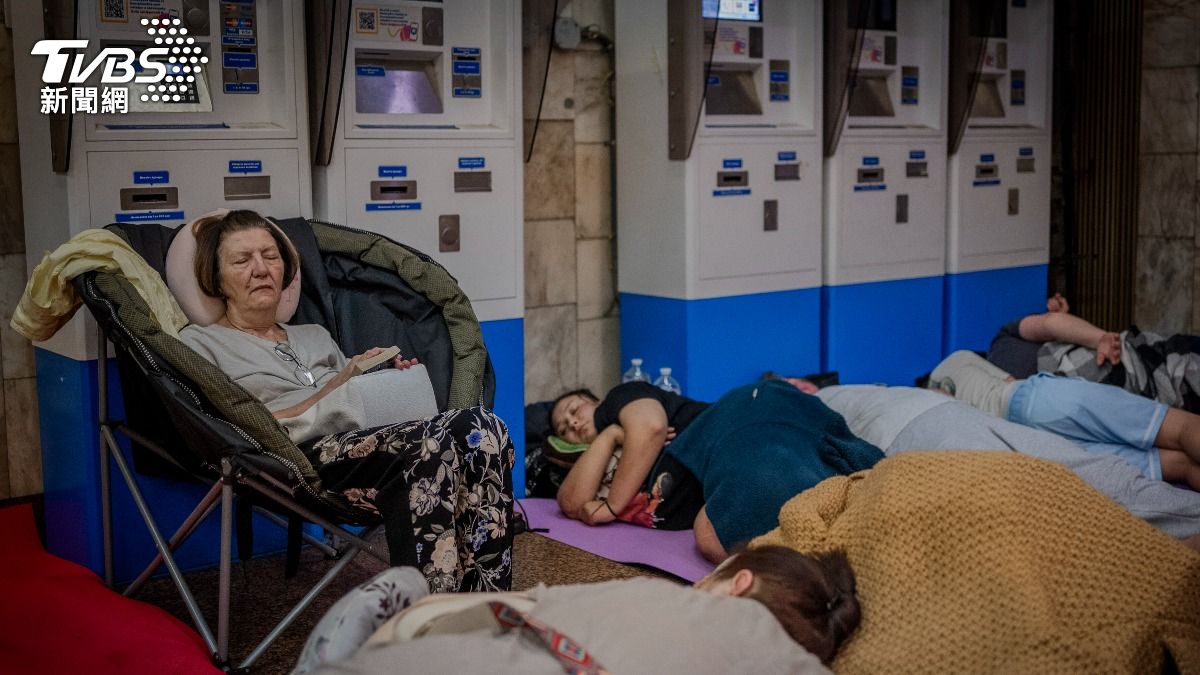 烏克蘭首都基輔地區民眾,28日再因空襲警報響起,前往地鐵站避難休息。(圖/達志影像美聯社)