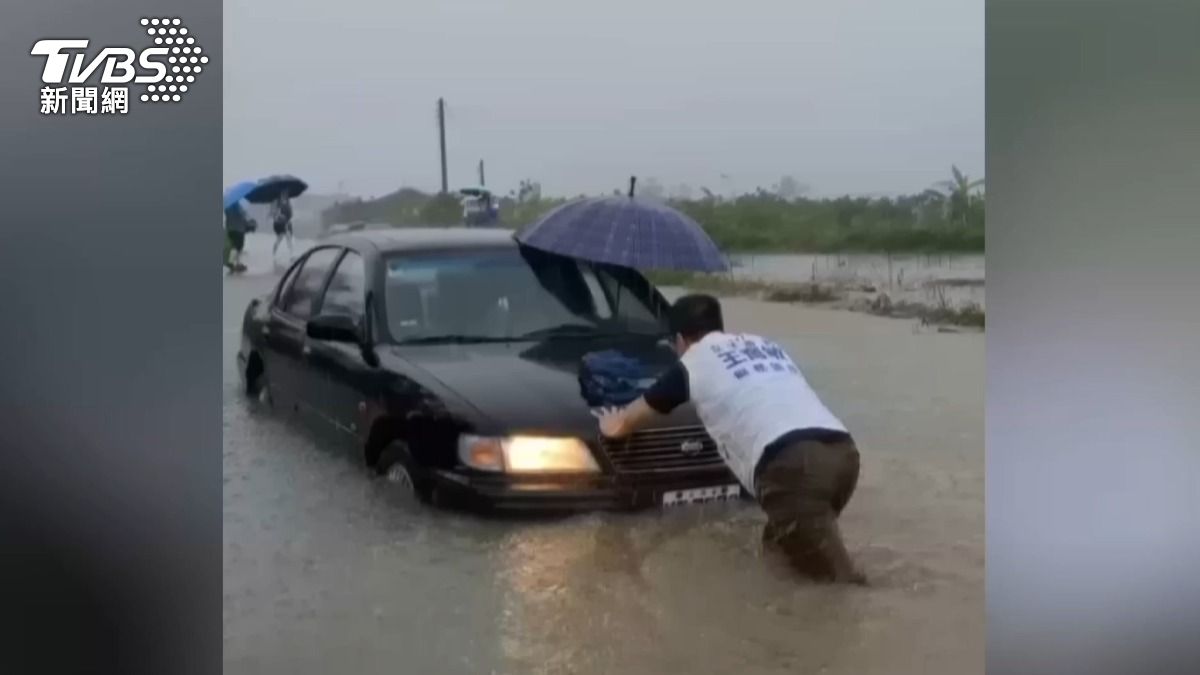 立委的車隊，一早要到嘉義縣考察，水差點淹進車內，同樣拋錨在路中間。（圖／TVBS）