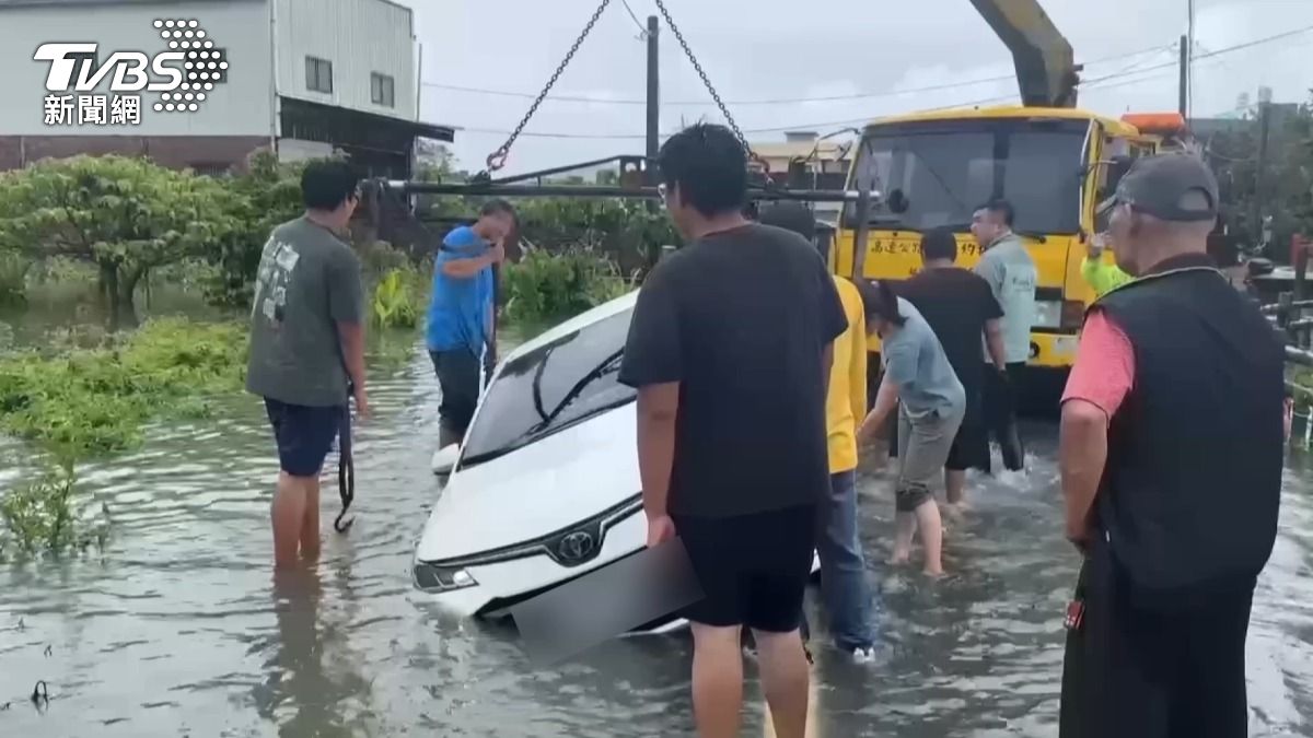 挺進第一線災區的媒體採訪車，掉進農田裡，出動拖吊車救援。（圖／TVBS）
