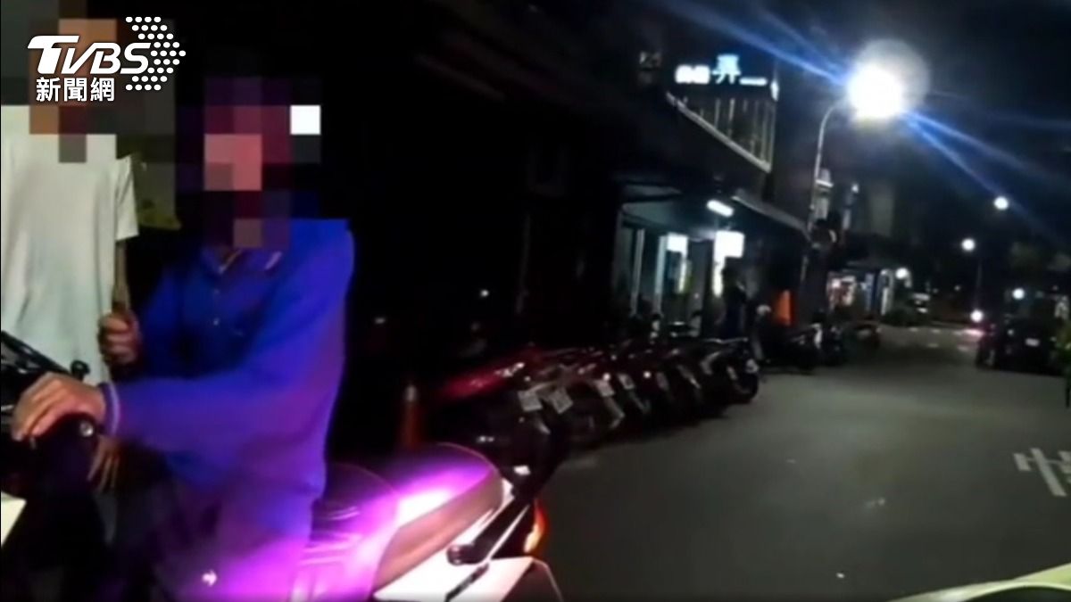 藍衣父持喪屍煙彈，白衣兒護父嗆警推擠。（圖／TVBS）