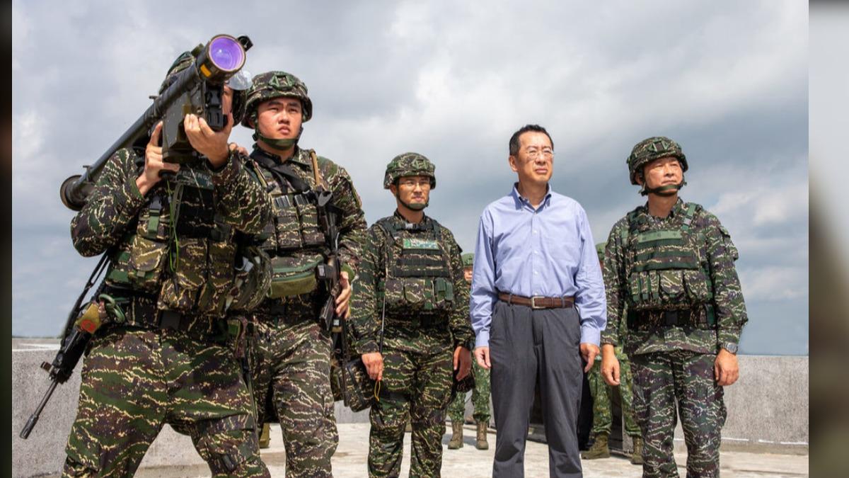 國防部長顧立雄（右2）在漢光演習期間，視導海軍陸戰隊防空部隊，人攜式刺針飛彈（左1）因此首度公開。（國防部提供）