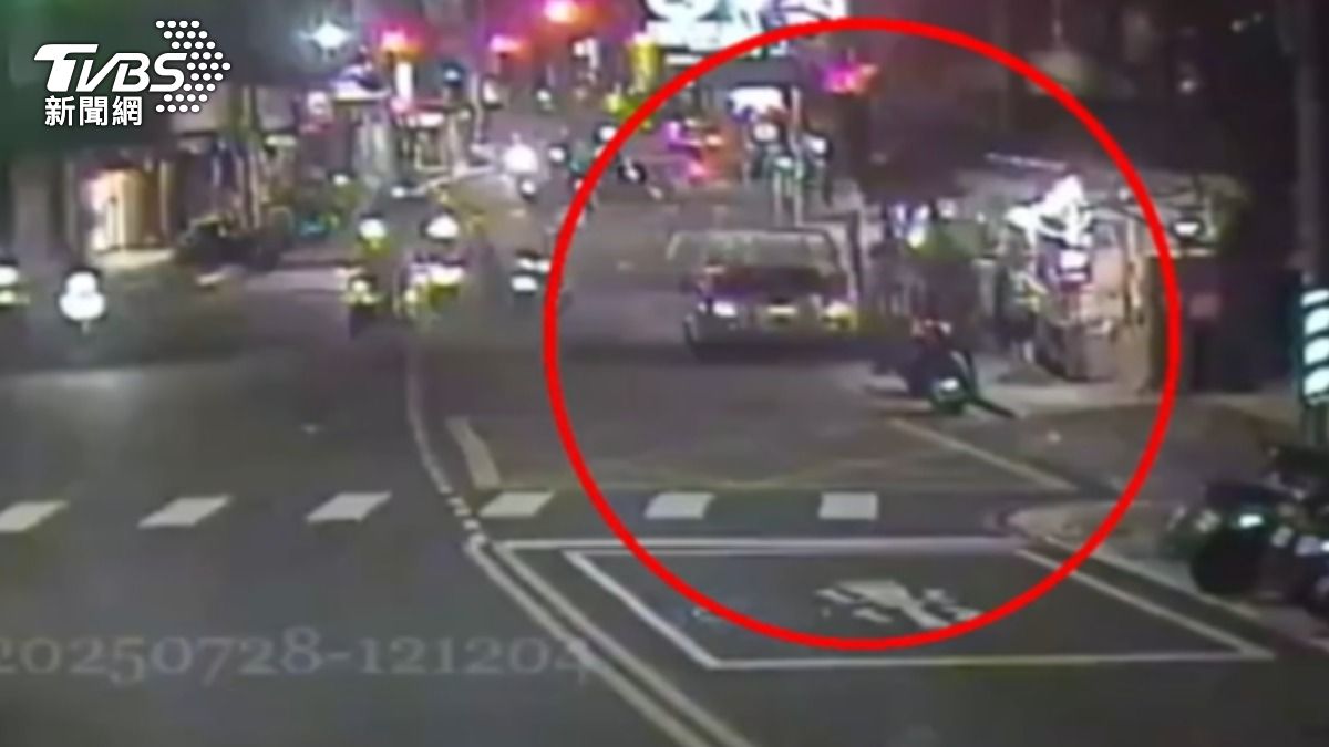 汽車違停紅線遭警盤查　駕駛跑給警追。（圖／TVBS）