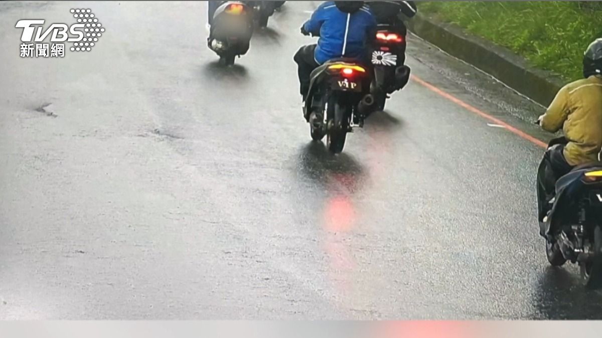 武嶺夜衝族囂張蓋車牌!「骷髏頭旭日旗」遮號碼 停車場燒胎炫技。(圖/TVBS)