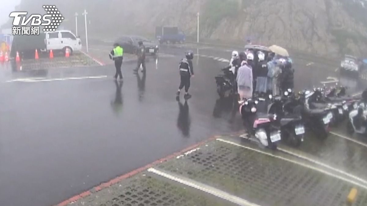 武嶺夜衝族遮車牌 40台機車燒胎囂張。(圖/TVBS)
