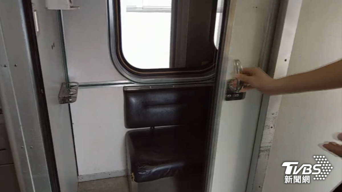2名男子佔用台鐵列車哺乳室。(圖/TVBS)