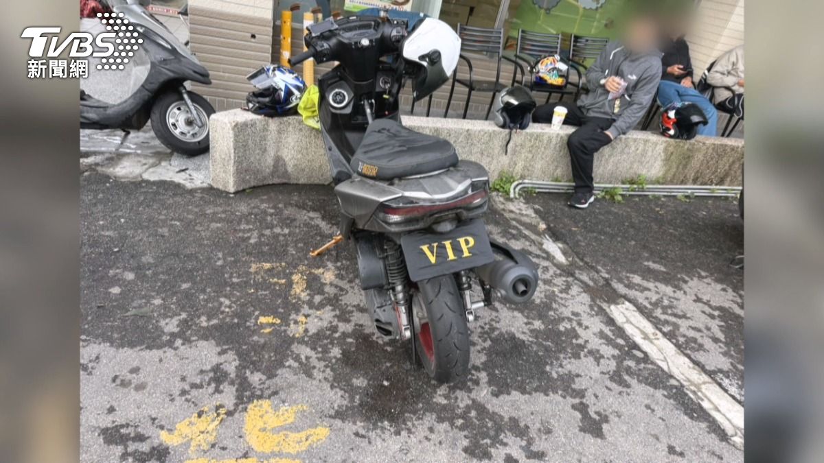 武嶺夜衝族囂張蓋車牌!遮號碼 停車場燒胎炫技。(圖/TVBS)