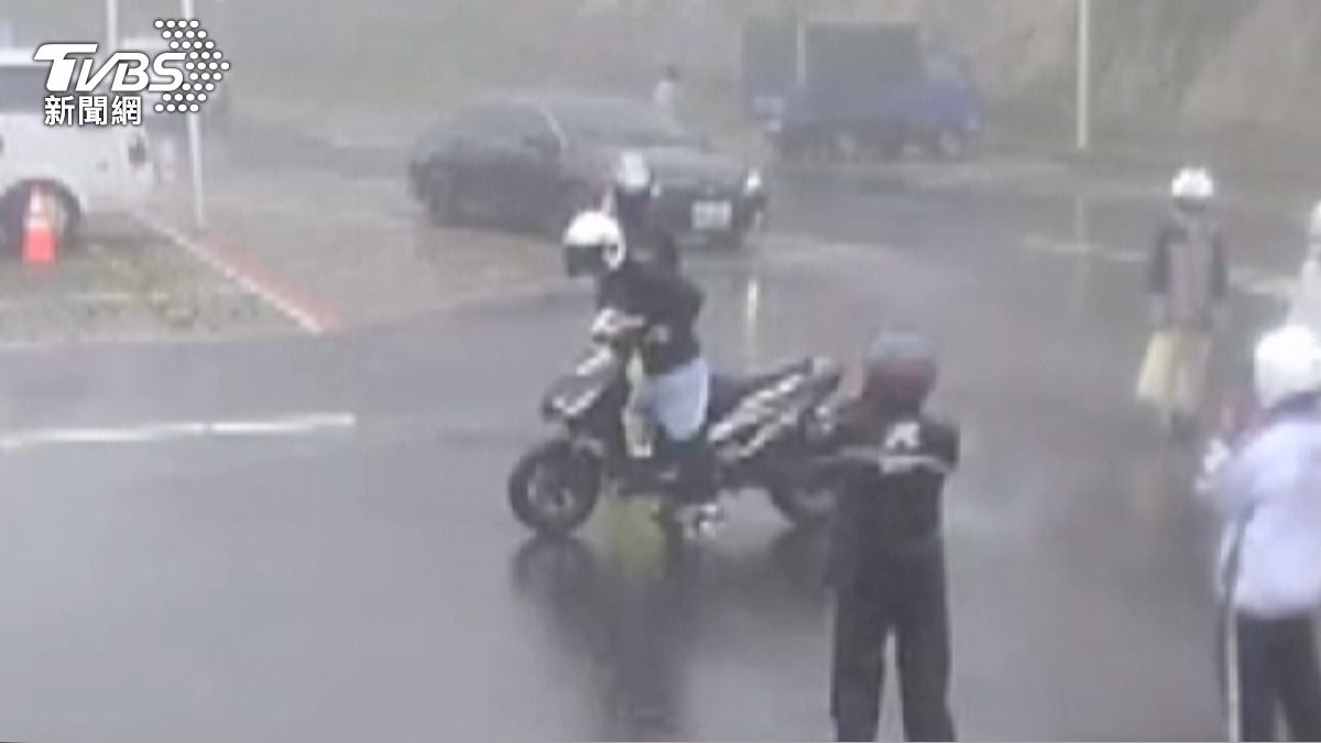 武嶺夜衝族囂張蓋車牌!遮號碼 停車場燒胎炫技。(圖/TVBS)