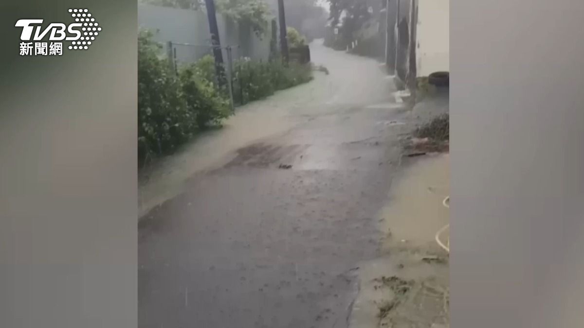 高雄山區在中午左右,雨開始愈下愈大,道路出現小河流。(圖/TVBS)