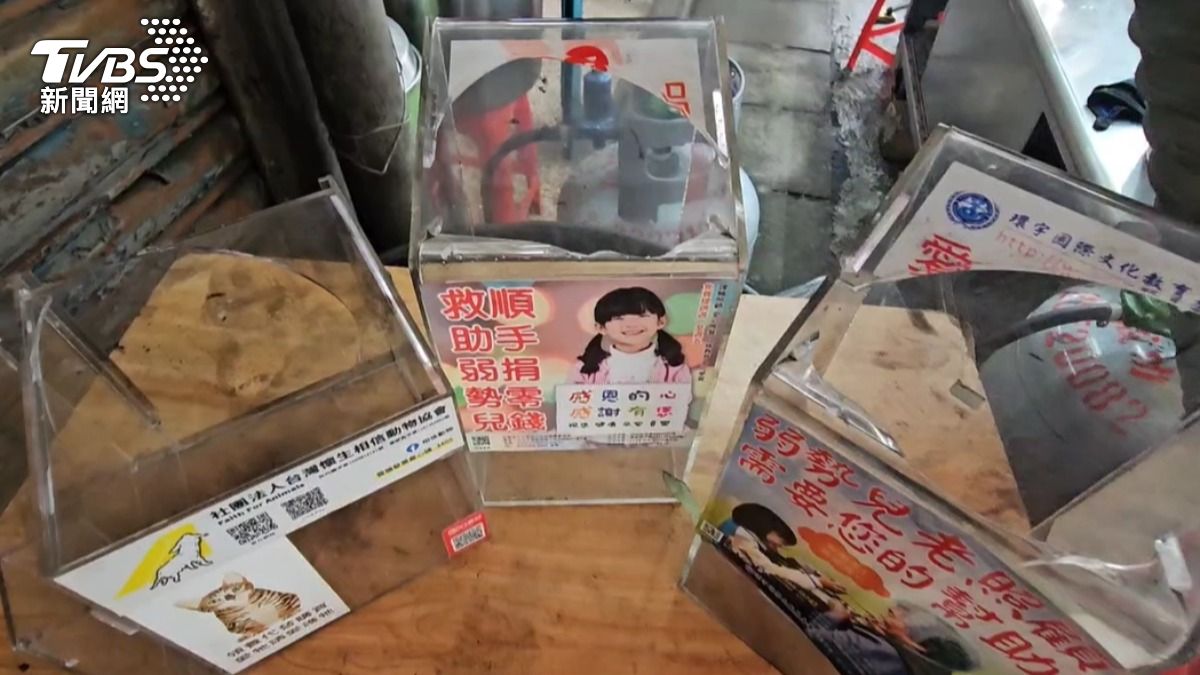 竊賊砸破捐款箱偷善款。(圖/TVBS)