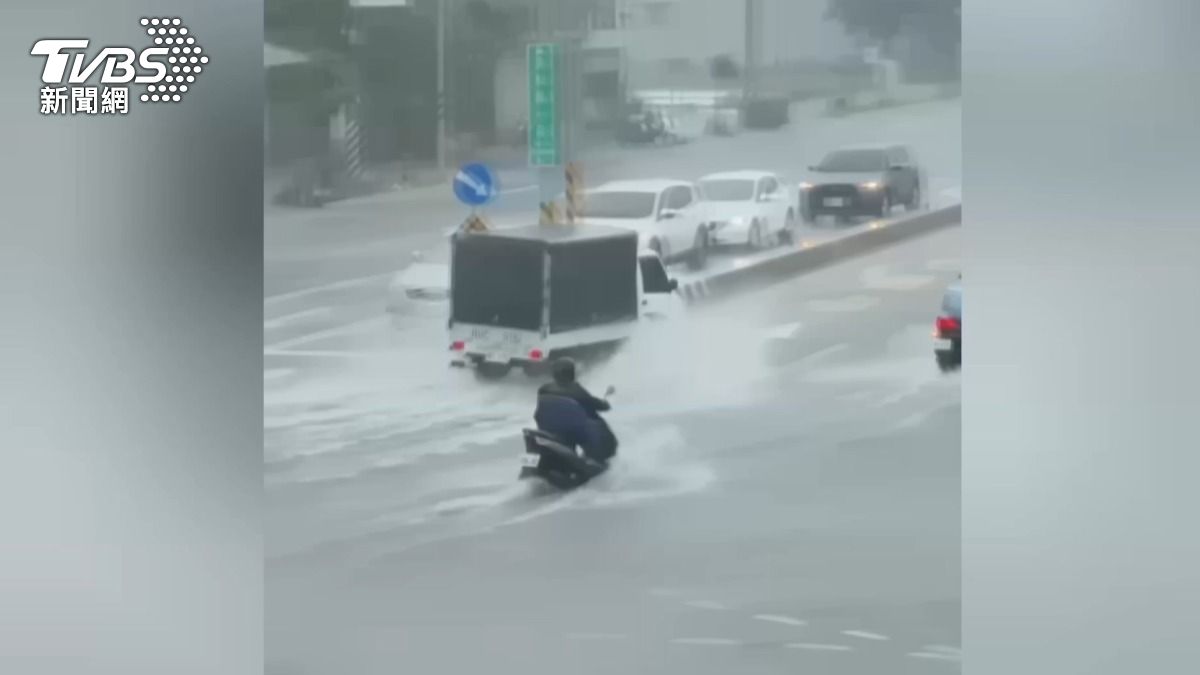 台南安南區又現「水上摩托車」!平地雨量估達300毫米。(圖/Threads_fan._.1207提供)