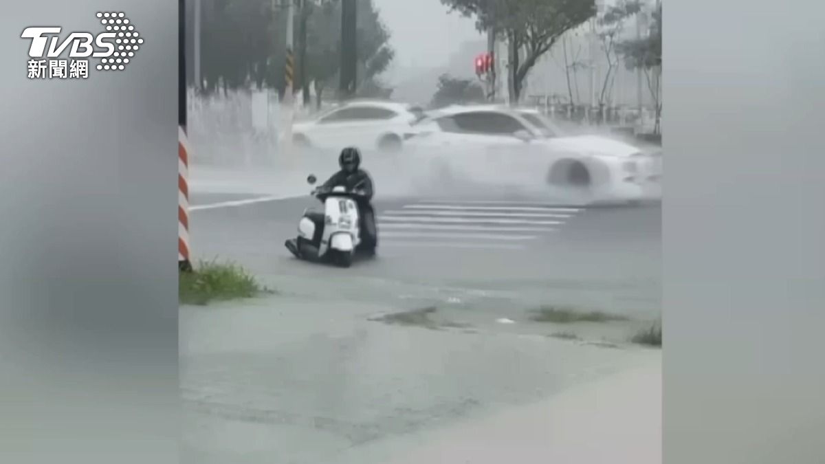 台南市安南區多處路段積水嚴重,騎士被迫中途下車牽行。(圖/Threads_fan._.1207提供)