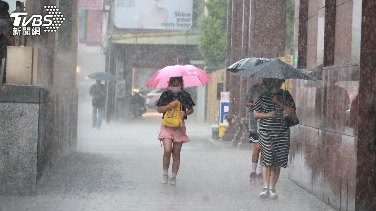 天氣／紫爆雷雨炸台中！14地急發淹水警戒　民眾睡夢中被驚醒
