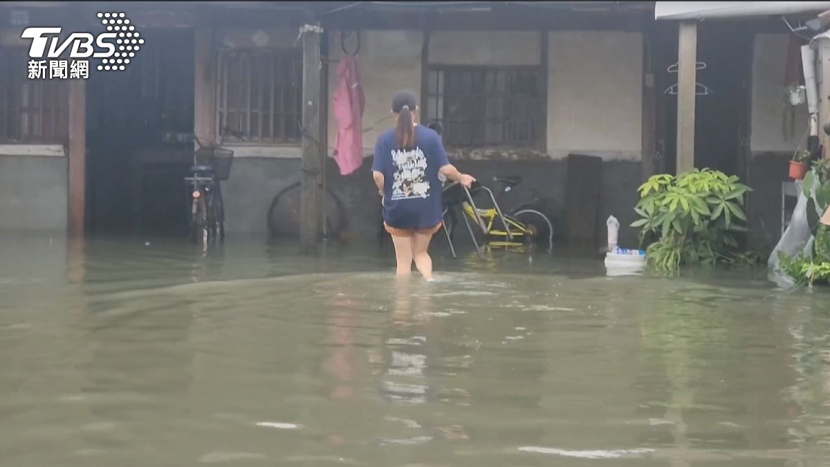 一座三合院的廣場變成大水池,水深及膝。(圖/TVBS)