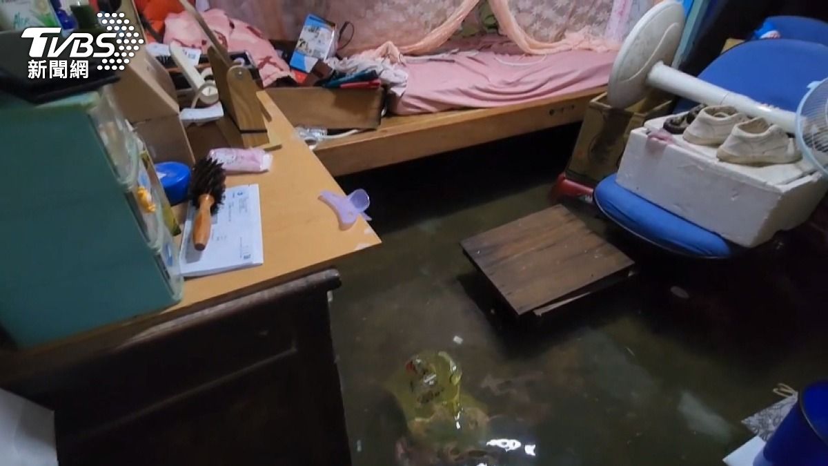 房間內部情況更加嚴重,床腳都泡在水中,住戶被迫在泡水的床上休息。(圖/TVBS)