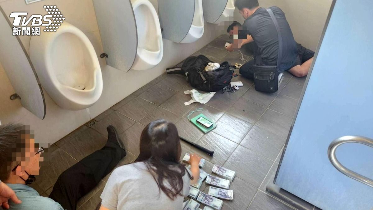 踹爆!女警猛踹廁所門 收水手趴便斗前落網。(圖/TVBS)